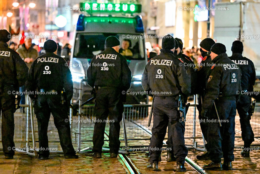 Demonstration gegen Burschenbundball in Linz_ 03.02.2024-33 | 03.02.2024, Stadt Linz, AUT, Demonstration gegen Burschenbundball in Linz, im Bild Polizei, Exekutive, Beamte, Absperrung, Platzverbot
