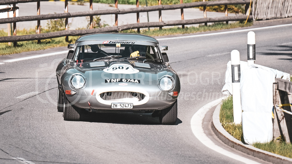 19. Arosa ClassicCar 2023 - 1. September 2023 | 19. Arosa ClassicCar 2023
Arosa, Schweiz
Kern Thomas aus Zumikon mit der Startnummer 507 in einem Jaguar E-type, Jahrgang 1963, in der Klasse Competition.
@arosaclassiccar, @arosa.official, #arosaclassiccar, #arosa, #76curves, #classiccar
Bild: Sportfotografie Markus Aeschimann | www.markus-aeschimann.ch - Realisiert mit Pictrs.com