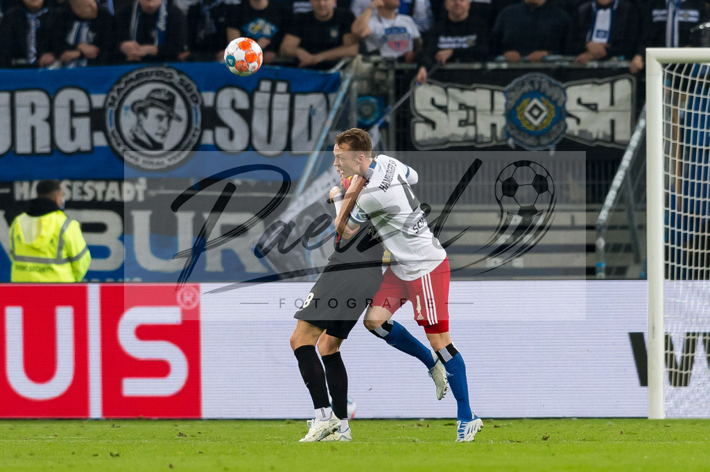 HSVSCF20220419_097 | Fussball, Herren: Nils Petersen (SC Freiburg) und Sebastian Schonlau (Hamburger SV) im Zweikampf beim DFB-Pokal-Halbfinalspiel zwischen Hamburger SV und SC Freiburg im Volksparkstadion am 19.04.2022 in Hamburg, Deutschland.DFB / DFL REGULATIONS PROHIBIT ANY USE OF PHOTOGRAPHS AS IMAGE SEQUENCES AND/OR QUASI-VIDEO. - Realisiert mit Pictrs.com