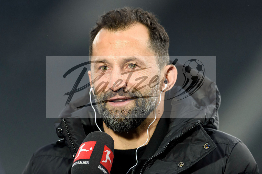 BSCFCB20220123_013 | Fussball, Herren: Sport-Vorstand Hasan Salihamidzic (FC Bayern Muenchen) im Interview bei dem Spiel der 1. Bundesliga zwischen Hertha BSC und FC Bayern Muenchen im Olypiastadion am 23.01.2022 in Berlin, Deutschland.DFB / DFL REGULATIONS PROHIBIT ANY USE OF PHOTOGRAPHS AS IMAGE SEQUENCES AND/OR QUASI-VIDEO. - Realisiert mit Pictrs.com
