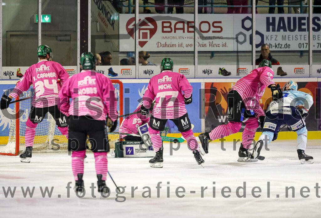 2025-10-05_094_TSV_Erding_gegen_Heilbronner_Falken | Erding, Deutschland, 05.10.2025:Eishockey, Oberliga Süd 2025 / 2026, 6. Spieltag, TSV Erding gegen Heilbronner Falken, Endergebnis: 3:1Bastian Cramer (Erding Gladiators, #34), Torwart Leon Meder (Erding Gladiators, #39), Philipp Michl (Erding Gladiators, #77), Elia Ostwald (Erding Gladiators, #17)Foto: Christian Riedel / fotografie-riedel.net