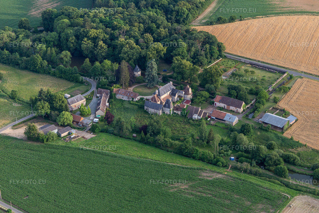 Vue aérienne: Jardin Médiéva à Saint-Michel-de-Chavaignes dans le département Sarthe, France. Photo: IMG_132450.jpg prise le 14/06/2022 par Werner Riehm/FLY-FOTO.eu – Résolution de l'original: 5472 x 3648 px