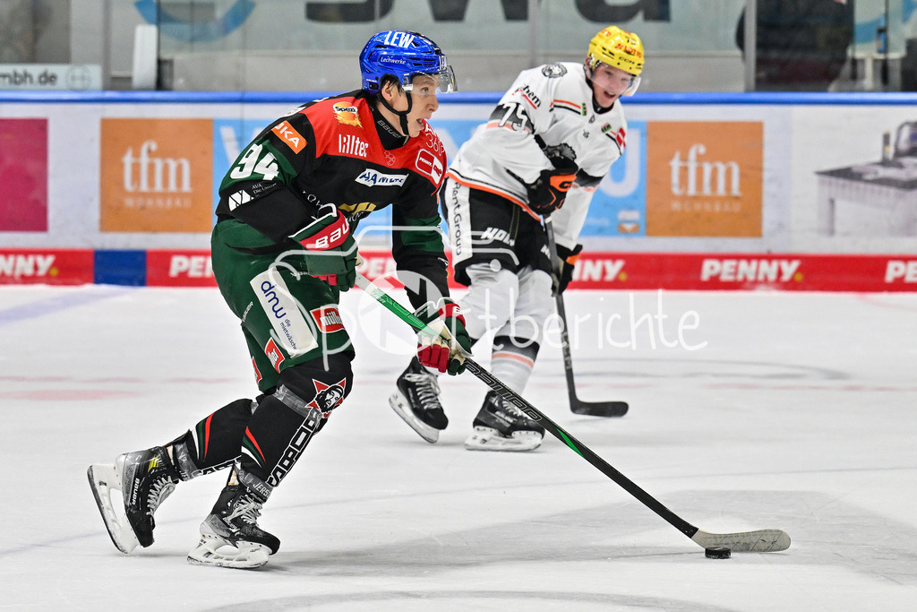 Augsburger Panther - Löwen Frankfurt  | am puck Anrei HAKULINEN (Augsburger Panther #94) / DEL: Augsburger Panther - Loewen Frankfurt, Curt Frenzel Stadion am 12.01.2025