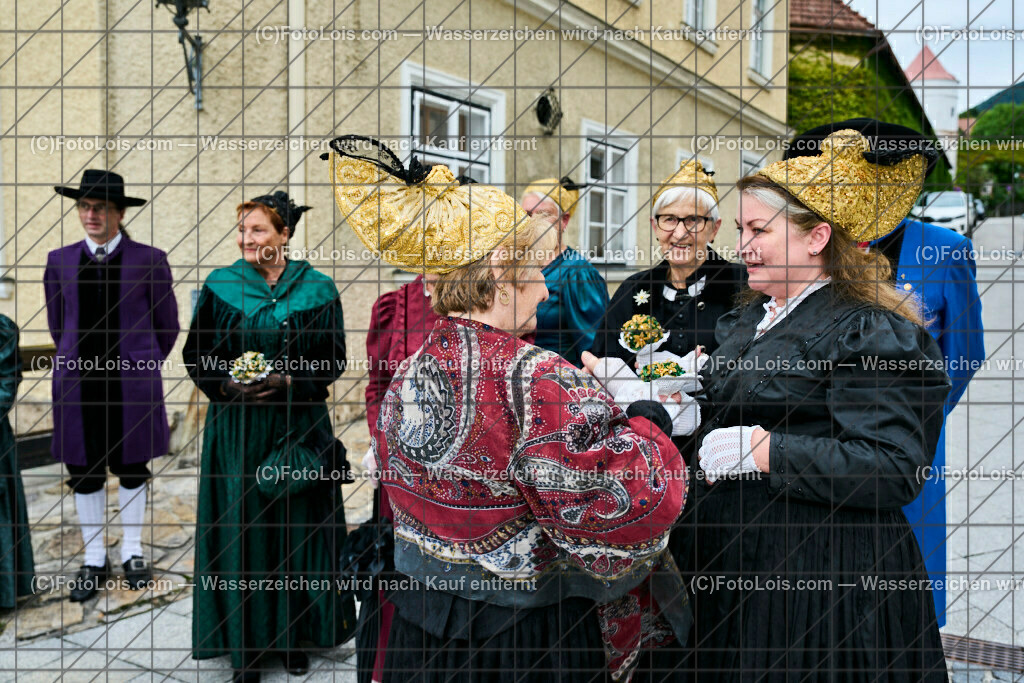 ALP3289_Jeanne de Ferrette_Goldhaubengrupe Lackenhof | (C)FotoLois.com, Alois Spandl, 700stes Hochzeitsjubiläum - Albrecht II. mit Johanna von Pfirt in Thann (FR) im März 2024. Empfang des Organistionskommitees aus der Region Ferrette (Pfirt)/Thann aus dem Elsass mit Empfang durch die Stadtgemeinde und Bezirkshauptmannschaft Scheibbs im Schloss Scheibbs und anschließender Kranzniederlegung in der Kartausenkirche über der Krypta des Gründerehepaares durch Mitglieder des Templer Ordens im Beisein von Mitgliedern der Goldhaubengruppen, Fr 22. September 2023.