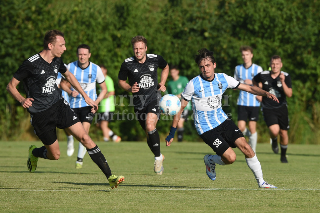 Testspiel SV  Winzer (Kreisliga Straubing) : SpVgg Niederalteich ( Bezirksliga Ost) | Lucas Mertesz (#38 SV Winzer) gegen Manuel Falter (SpVgg Niederalteich) - Realisiert mit Pictrs.com