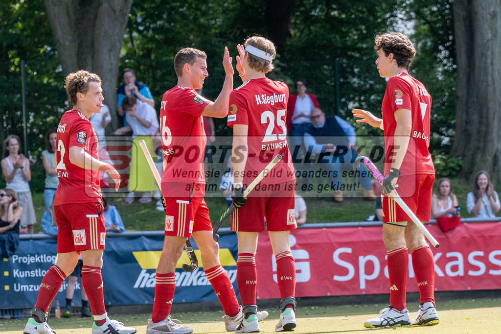 SFE_20240511_0125 | Krefeld, Deutschland, 11.05.2024: Henrik Siegburg (Rot-Weiss Köln) Antheus Barry (Rot-Weiss Köln) Onyekwue NnaJi (Crefelder HTC) in Aktion waehrend des Spiels der Feldhockey 1. Bundesliga Herren zwischen Crefelder HTC - Rot Weiss Köln im Gerd-Wellen-Hockeyanlage am 11.05.2024 in Krefeld, Deutschland. (Foto von Stephan Fehrmann)

Krefeld, Germany, 11.05.2024: Henrik Siegburg (Rot-Weiss Köln) Antheus Barry (Rot-Weiss Köln) Onyekwue NnaJi (Crefelder HTC) in action during the game of Feldhockey 1. Bundesliga Herren between Crefelder HTC - Rot Weiss Köln in Gerd-Wellen-Hockeyanlage at 11.05.2024 in Krefeld, Deutschland. (Foto from Stephan Fehrmann)