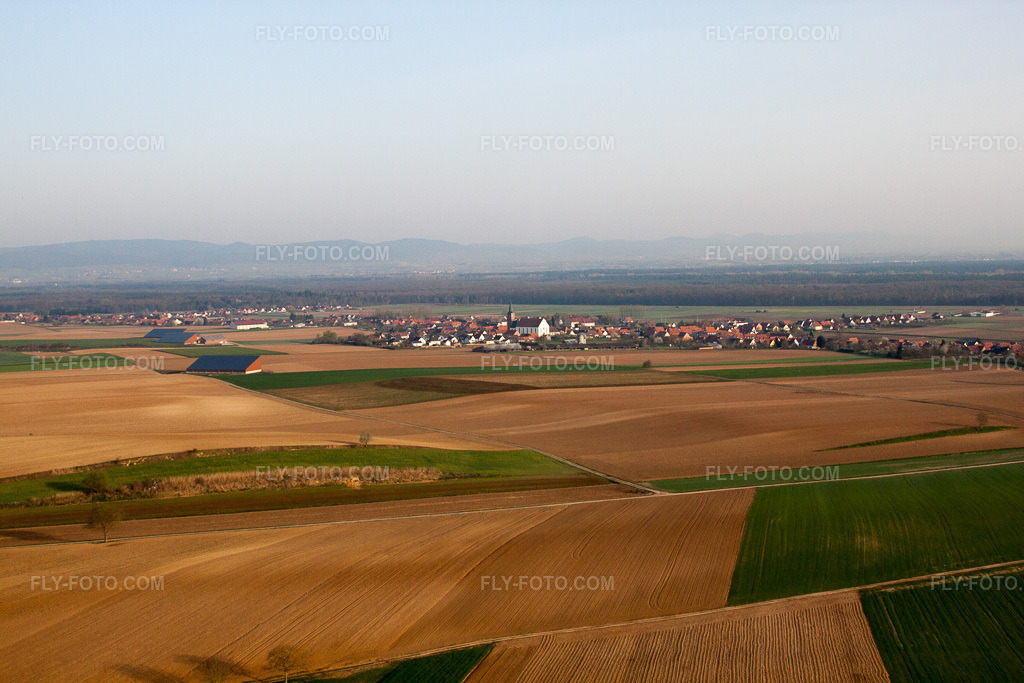 Aerial view: View of the town in Siegen in the state Bas-Rhin, France. – Photo: IMG_63629.jpg taken on 03/30/2014 by Werner Riehm/FLY-FOTO.com – Resolution of the original: 4752 x 3168 px