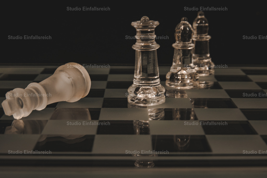 Zugzwang – Gläserne Schachfiguren | Gläserne Schachfiguren auf spiegelndem Brett, fein von Licht umspielt – Strategie und Eleganz in klarer Form. Ein grafisch starkes Motiv für Denker und Ästheten. Ideal für Arbeitszimmer und Wohnraum. Als Fine-Art-Print und Wandbild in verschiedenen Größen erhältlich. - Realisiert mit Pictrs.com