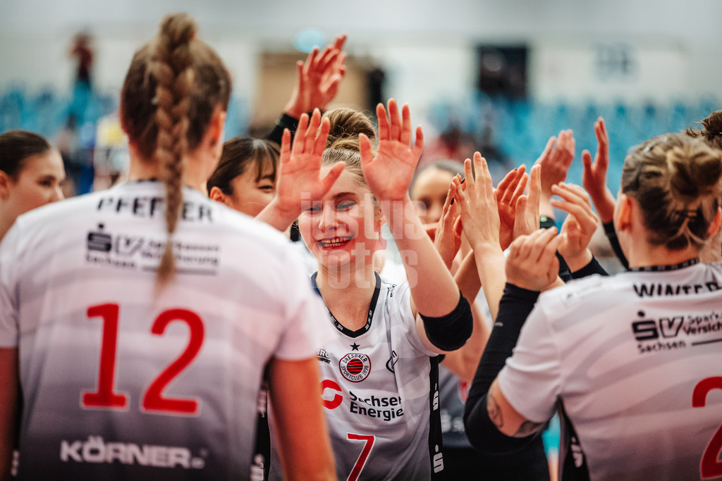 Volleyball | Frauen | Saison 2025/2026 | Volleyball Bundesliga | ETV Hamburger Volksbank Volleys vs. Dresdner SC | 15.11.2025 | Teresa Ziegenbalg (#7, Dresdner SC) klatscht vor dem Ablauf mit der Mannschaft ab