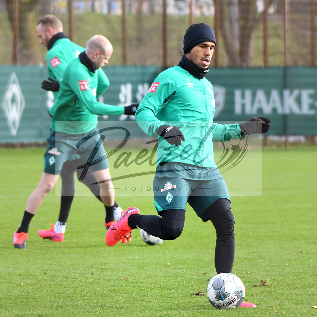 20200212_TRASVW_0066 | Fussball, Herren: Theodor Gebre Selassie (Werder Bremen) in Aktion, am Ball, Einzelaktion waehrend der Trainingseinheit des SV Werder Bremen auf dem wohninvest Weserstadion Trainingsplatz am 12.02.2020 in Bremen, Deutschland. - Realisiert mit Pictrs.com
