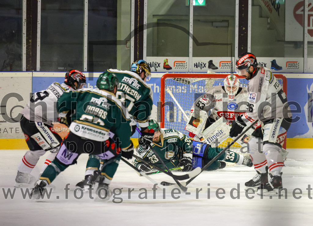 2025-12-14_081_TSV_Erding_gegen_ECDC_Memmingen_Indians | Erding, Deutschland, 14.12.2025:Eishockey, Oberliga Süd 2025 / 2026, 26. Spieltag, TSV Erding gegen ECDC Memmingen Indians, Endergebnis: 1:2Foto: Christian Riedel / fotografie-riedel.net
