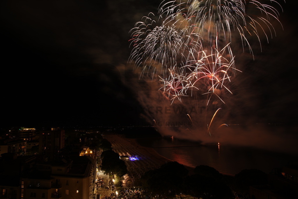 Ferragosto Fireworks in Grado, Italy | GRADO, ITALY, 15.AUG.26 - FIREWORKS - Ferragosto fireworks over the Adriatic Sea in Grado, Italy. Colorful fireworks light up the night sky above the beach, coastline and waterfront during the traditional summer celebration. - Realisiert mit Pictrs.com