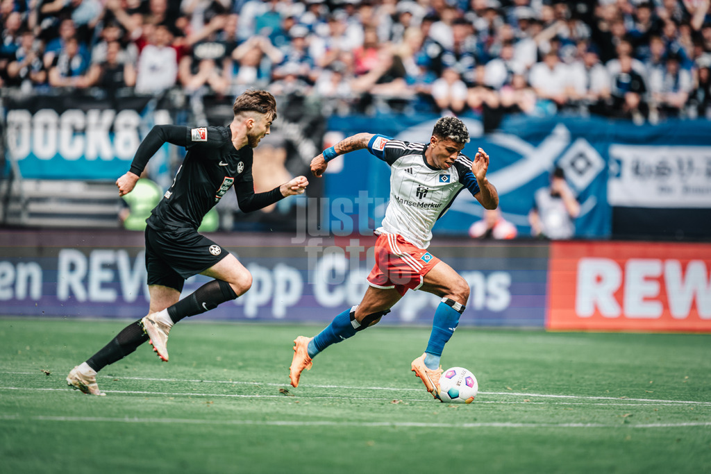 Fußball | Männer | Saison 2023/2024 | 2. Fußball-Bundesliga | 28. Spieltag | Hamburger SV vs. 1. FC Kaiserslautern | 06.04.2024 | Julian Niehues (#16, 1. FC Kaiserslautern) versucht Ransford Königsdörffer (#11, HSV) vom Ball zu trennen