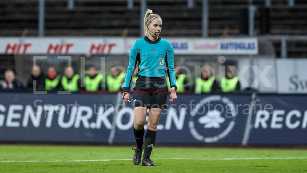 Fussball, DFB-Pokal Frauen, SC Fortuna Köln - SV Werder Bremen | v.li.: Schiedsrichterin Julia Boike, DIE DFB-RICHTLINIEN UNTERSAGEN JEGLICHE NUTZUNG VON FOTOS ALS SEQUENZBILDER UND/ODER VIDEOÄHNLICHE FOTOSTRECKEN. DFB REGULATIONS PROHIBIT ANY USE OF PHOTOGRAPHS AS IMAGE SEQUENCES AND/OR QUASI-VIDEO.