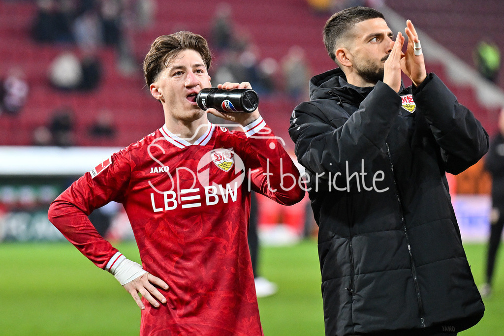 FC Augsburg - VfB Stuttgart | AUGSBURG, GERMANY - 22. MAERZ: die Spieler der Gäste feiern zusammen mit den Fans den Auswärtssieg in Sutttgart nach dem Bundesligamatch zwischen dem FC Augsburg und dem VfB Stuttgart am 27. Spieltag in der WWK Arena / DFL REGULATIONS PROHIBIT ANY USE OF PHOTOGRAPHS AS IMAGE SEQUENCES AND/OR QUASI-VIDEO / Angelo STILLER (VfB Stuttgart 6)