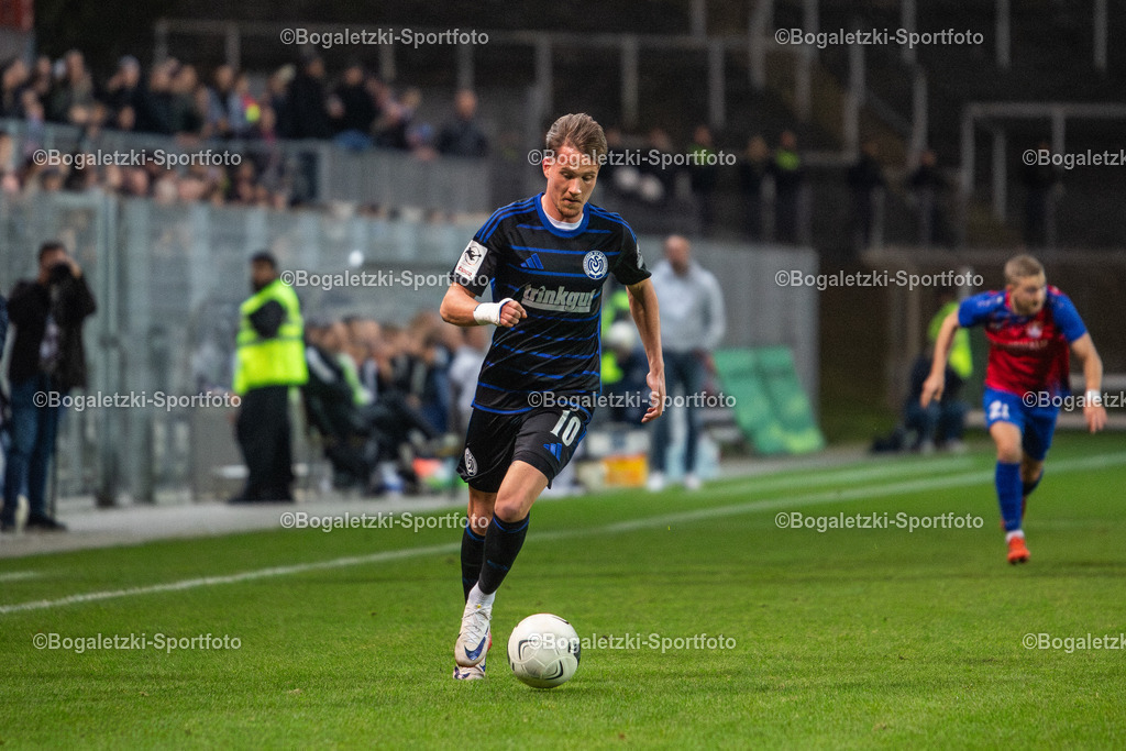Christian Viet | 15.10.2025, Fußball, Niederrheinpokal, 3.Runde, KFC Uerdingen - MSV Duisburg: Christian Viet (MSV Duisburg #10) treibt den Ball nach vorne - Realisiert mit Pictrs.com