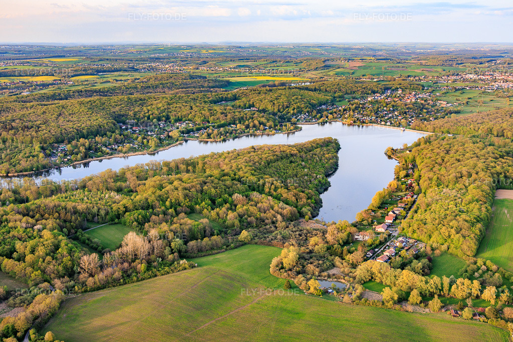 Luftbild: Damm La digue de dief am Étang de Diefenbach in Puttelange-aux-Lacs im Bundesland Moselle in Frankreich.Foto: IMG_154367.jpg vom 17.04.2026 durch Werner Riehm/FLY-FOTO.deAuflösung des Originals: 5903 x 3935 px