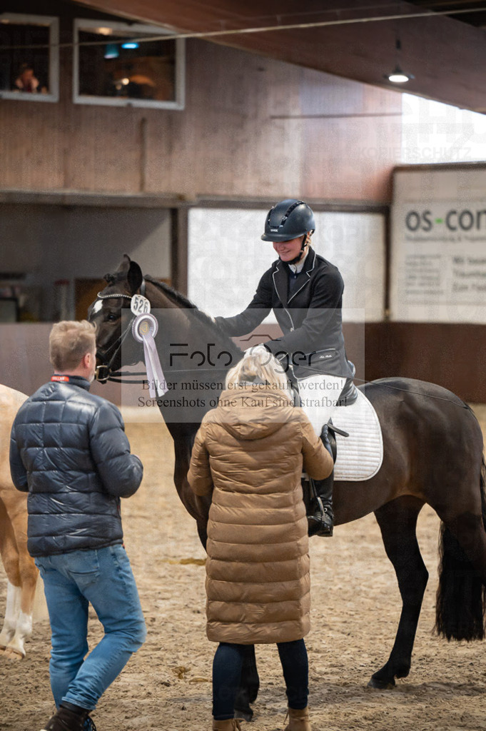 Hallenreittunier Voxtrup 2023 | Entdecke hochwertige Reitturnierfotos von Foto Oger. Professionell, emotional und authentisch – jetzt Lieblingsmomente im Shop bestellen.Deutschlandweite Turnierfotografie. - Realisiert mit Pictrs.com