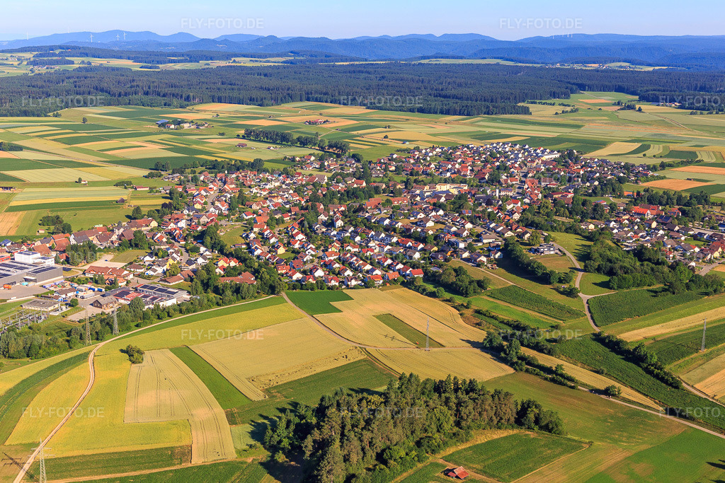 Luftbild: Ortsansicht aus Südwesten im Ortsteil Waldmössingen in Schramberg im Bundesland Baden-Württemberg in Deutschland. Foto: IMG_149303.jpg vom 29.06.2025 durch Werner Riehm/FLY-FOTO.de