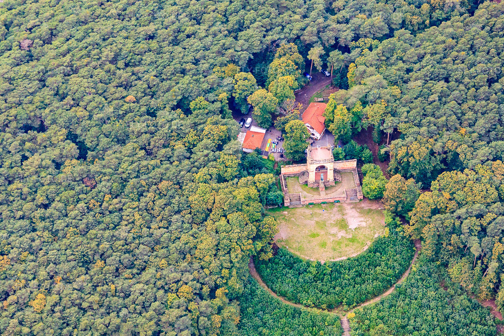 Luftbild: Sieges- und Friedensdenkmal in Edenkoben im Bundesland Rheinland-Pfalz in Deutschland. Foto: IMG_60055.jpg vom 08.10.2013 durch Werner Riehm/FLY-FOTO.deWaldgaststätte Friedensdenkmal Edenkoben