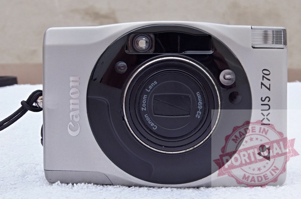 Canon IXUS Z70 compact film camera capturing memories | Canon IXUS Z70, a silver APS film camera, displaying its vintage design and zoom lens - Realisiert mit Pictrs.com