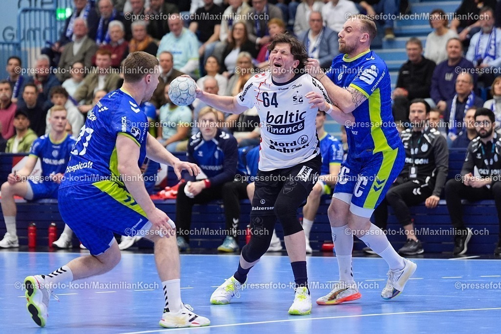 xYDRx10022601038 | 10.02.2026, xydrx, Handball, 1.HBL, VfL Gummersbach - SG Flensburg-Handewitt, Schwalbe-Arena: Kristjan Horzen (VfL Gummersbach #27) und Lukas Blohme (VfL Gummersbach #8) im Zweikampf gegen Lasse Moller (SG Flensburg-Handewitt #64)   Photo: xYannisxDreimannxPressefotoKochx