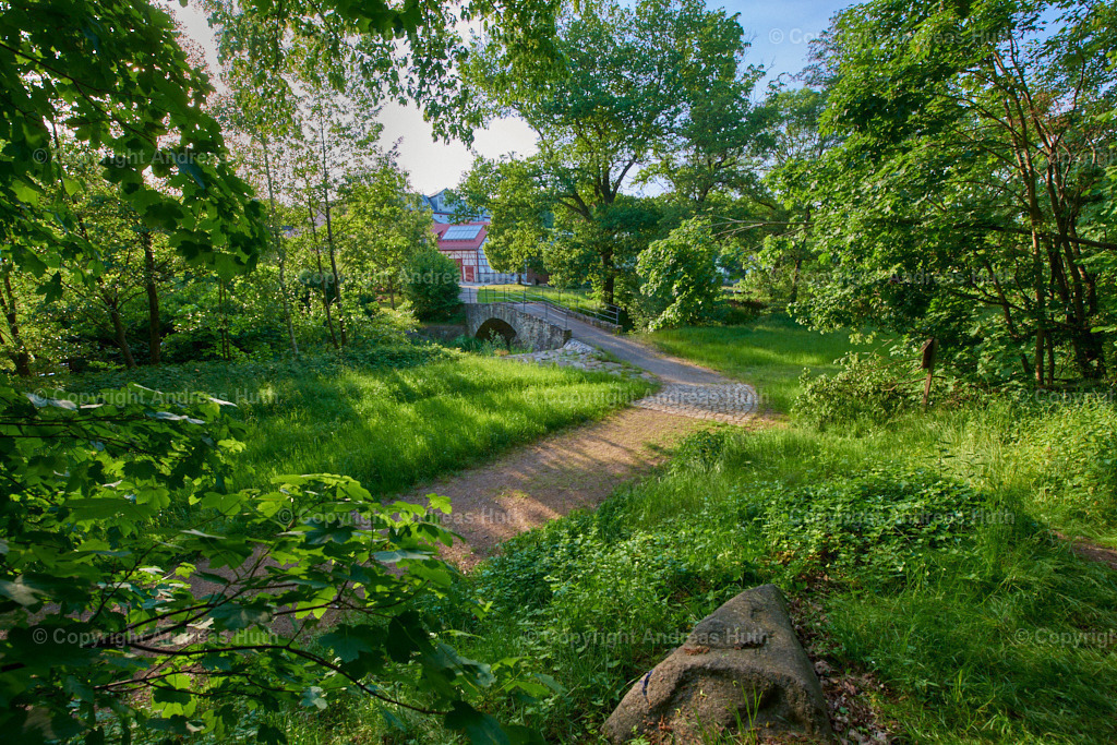 Blick von der Langen Leithe über eine denkmalgeschützte Triebischbrücke aus dem 18. Jh. zur Mühle Miltitz 01 | Bedeutsame Landschaften Deutschlands - Realisiert mit Pictrs.com