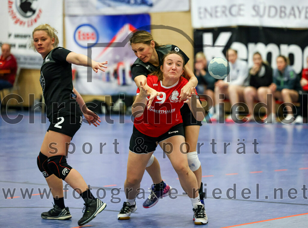 2022-12-04_003_SV_Anzing_gegen_TSV_Uebersee | Anzing, Deutschland, 04.12.2022:
Handball, Bezirksliga 2022 / 2023, 8. Spieltag, SV Anzing gegen TSV Übersee, Endergebnis: 29:24

Kristina Hilz (TSV Übersee, #2), Sarah Reither (SV Anzing, #19), Theresa Widmann (TSV Übersee, #4)

Foto: Christian Riedel / fotografie-riedel.net