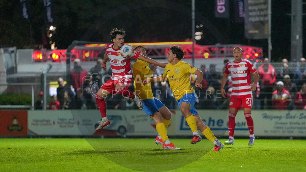 Fußball, Herren, Saison 2025/2026, Testspiel, Freundschaftsspiel, FSV 63 Luckenwalde vs. 1.FC Union Berlin, Mittwoch 08.10.2025, Werner-Seelenbinder-Stadion Luckenwalde, | Fußball, Herren, Saison 2025/2026, Testspiel, Freundschaftsspiel, FSV 63 Luckenwalde vs. 1.FC Union Berlin, Mittwoch 08.10.2025, Werner-Seelenbinder-Stadion Luckenwalde, Im Bild: v.l. David Preu (Union), Remo Merke (Luckenwalde), Max Hathaway (Luckenwalde) und Marin Ljubicic (Union) - Realisiert mit Pictrs.com