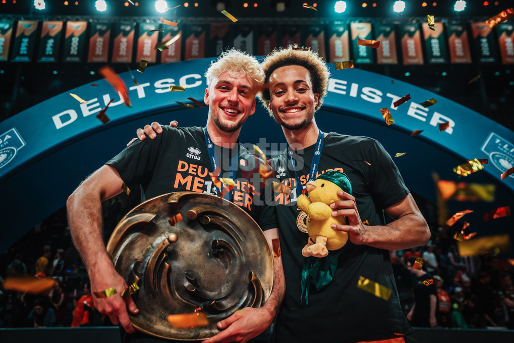 Volleyball | Herren | Saison 2024/2025 | 1. Volleyball Bundesliga Männer | Finale | BERLIN RECYCLING Volleys vs. SVG Lüneburg | 03.05.2025 | v.l. Simon Plaskie (#7, Berlin Recycling Volleys) und Djifa Julien Amedegnato (#9, Berlin Recycling Volleys)