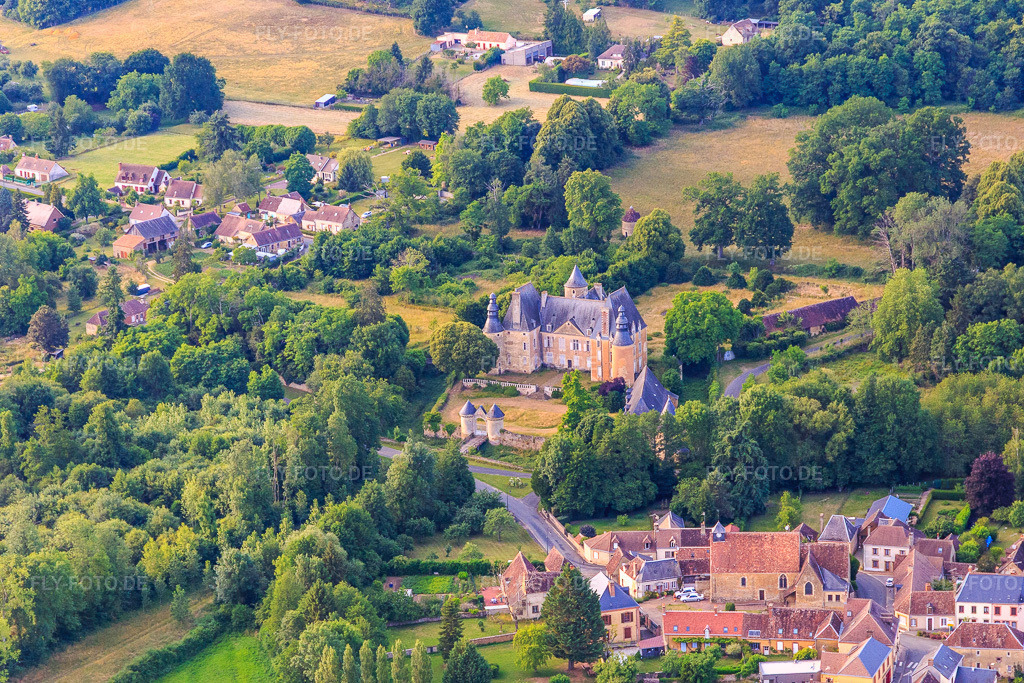 Luftbild: Château de Semur-en-Vallon in Semur-en-Vallon im Bundesland Sarthe in Frankreich. – Foto: IMG_132390.jpg vom 14.06.2022 durch Werner Riehm/FLY-FOTO.de – Auflösung des Originals: 5302 x 3535 px – Pays du Perche Sarthois