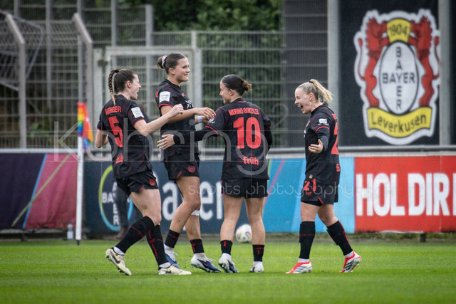 Frauen Fußball-Bundesliga; Bayer 04 Leverkusen - 1. FC Nürnberg, 31.01.2026 | Torjubel: Vanessa Fudalla (Bayer 04 Leverkusen, 21) trifft zum 1:0; Bayer 04 Leverkusen - 1. FC Nürnberg an Spieltag 16 der Google Pixel Frauen-Bundesliga am 31.01.2026 im Ulrich-Haberland-Stadion in Leverkusen (Nordrhein-Westfalen). DFL REGULATIONS PROHIBIT ANY USE OF PHOTOGRAPHS AS IMAGE SEQUENCES AND/OR QUASI-VIDEO.