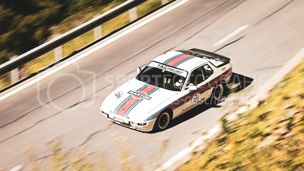 19. Arosa ClassicCar 2023 - 1. September 2023 | 19. Arosa ClassicCar 2023
Arosa, Schweiz
Zünd Urs aus Widnau mit der Startnummer 326 in einem Porsche 924S, Jahrgang 1985, in der Klasse Sport Trophy.
@arosaclassiccar, @arosa.official, #arosaclassiccar, #arosa, #76curves, #classiccar
Bild: Sportfotografie Markus Aeschimann | www.markus-aeschimann.ch - Realisiert mit Pictrs.com