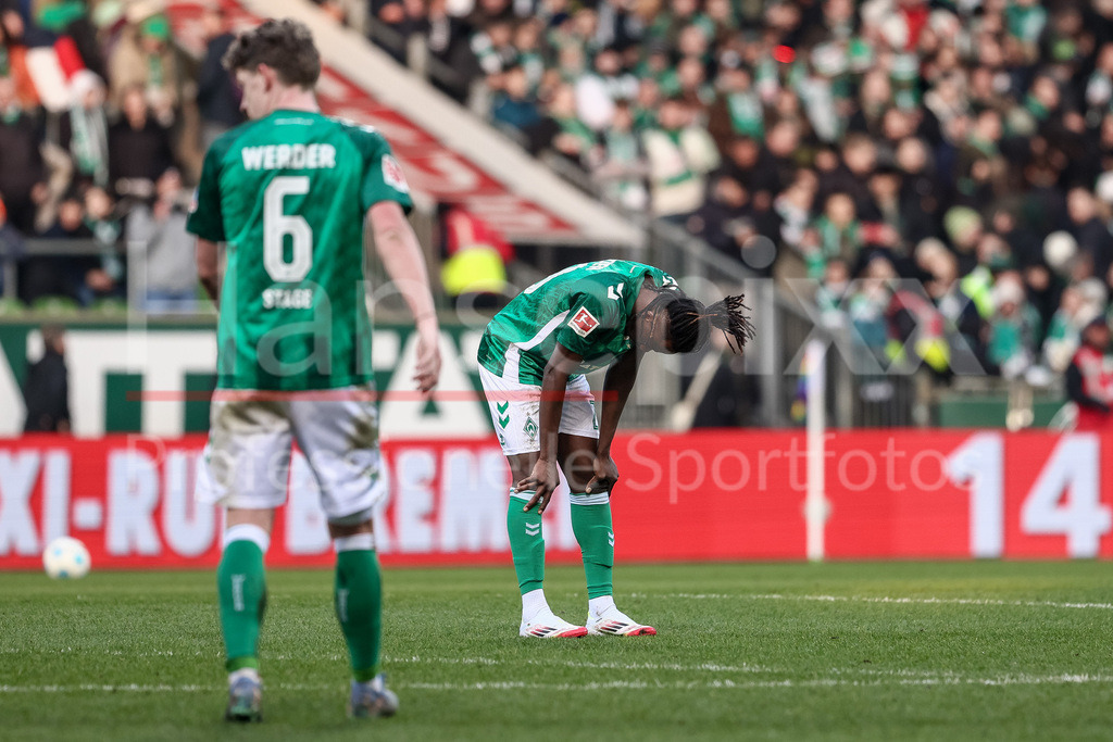 Fussball, Bundesliga, SV Werder Bremen - VfL Wolfsburg | v.li.: Jens Stage (SV Werder Bremen, 6) und Issa Kabore (SV Werder Bremen, 29) enttäuscht über die Niederlage, Enttäuschung nach dem Schlusspfiff, Abpfiff, Highlight, Verlierer, verloren, Frustration, pessimistisch,, DIE DFL-RICHTLINIEN UNTERSAGEN JEGLICHE NUTZUNG VON FOTOS ALS SEQUENZBILDER UND/ODER VIDEOÄHNLICHE FOTOSTRECKEN. DFL REGULATIONS PROHIBIT ANY USE OF PHOTOGRAPHS AS IMAGE SEQUENCES AND/OR QUASI-VIDEO.
