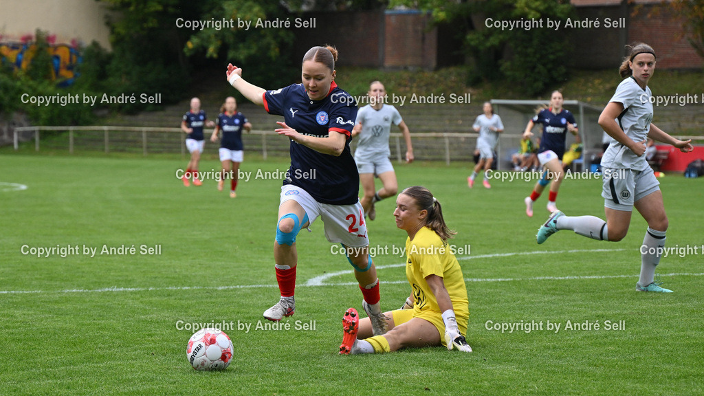 Holstein Kiel vs VfL Wolfsburg II | Kira Hasse (Holstein #24) umspielt Ylvi Eisenbeiß (Wolfsburg #1) und trifft in der 2. Minute auf spitzem Winkel zum 1-0  / Fußball-Regionalliga Nord Frauen 2026/2027 / Holstein Kiel vs VfL Wolfsburg II / Waldwiese / Kiel / 13.09.26 - Realisiert mit Pictrs.com