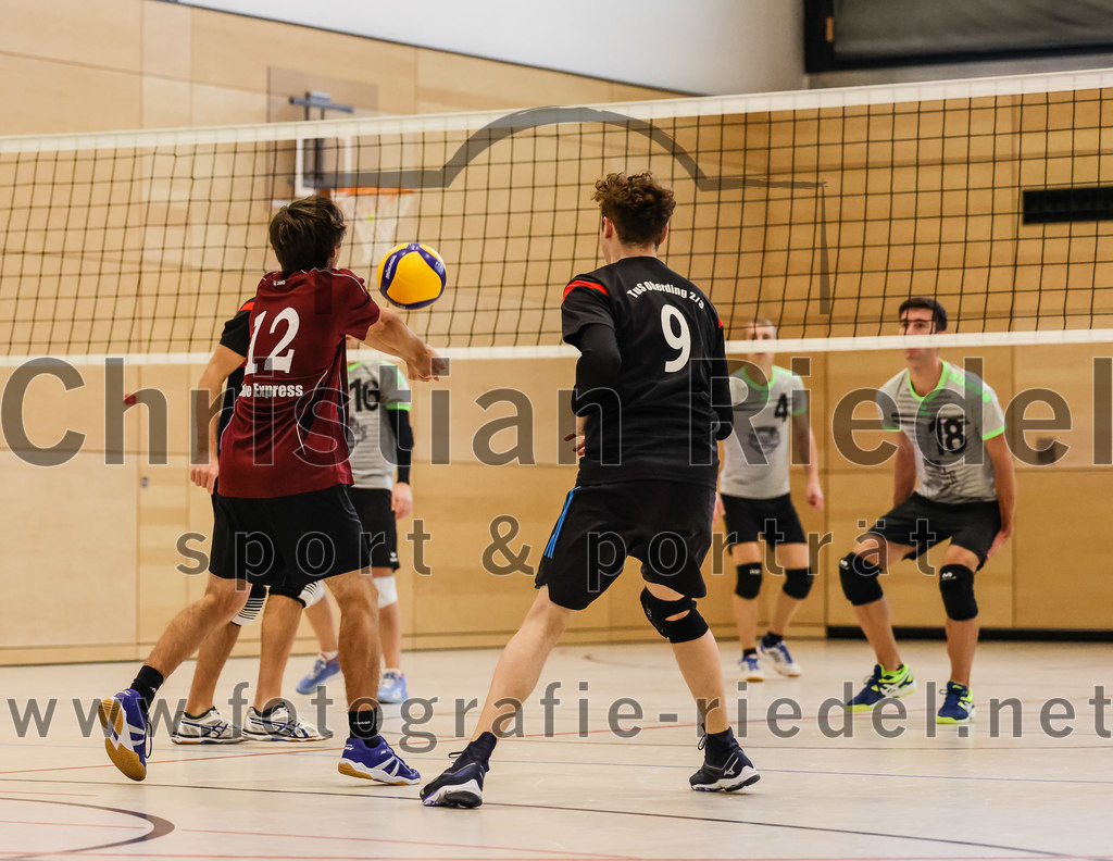 2021-11-27_083_TuS_Oberding_II_gegen_MTV_1881_Ingolstadt_III | Oberding, Deutschland, 27.11.2021:
Volleyball, Kreisliga 2021 / 2022, 5. Spieltag, TuS Oberding II gegen MTV 1881 Ingolstadt III, Endergebnis: 3:2

Lucas John (TuS Oberding, #12), Hayden Lorenz (TuS Oberding, #9)

Foto: Christian Riedel / fotografie-riedel.net