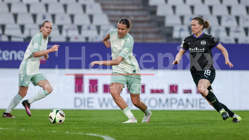 Fussball, Google Pixel Frauen-Bundesliga, SGS Essen - SV Werder Bremen | v.li.: Larissa Mühlhaus (SV Werder Bremen, 7) und Lena Ostermeier (SGS Essen, 18) im Zweikampf, Duell, Dynamik, Aktion, Action, Spielszene, DIE DFB-RICHTLINIEN UNTERSAGEN JEGLICHE NUTZUNG VON FOTOS ALS SEQUENZBILDER UND/ODER VIDEOÄHNLICHE FOTOSTRECKEN. DFB REGULATIONS PROHIBIT ANY USE OF PHOTOGRAPHS AS IMAGE SEQUENCES AND/OR QUASI-VIDEO.