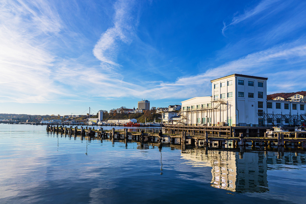 Blick auf den Hafen der Stadt Sassnitz auf der Insel Rügen | Blick auf den Hafen der Stadt Sassnitz auf der Insel Rügen.