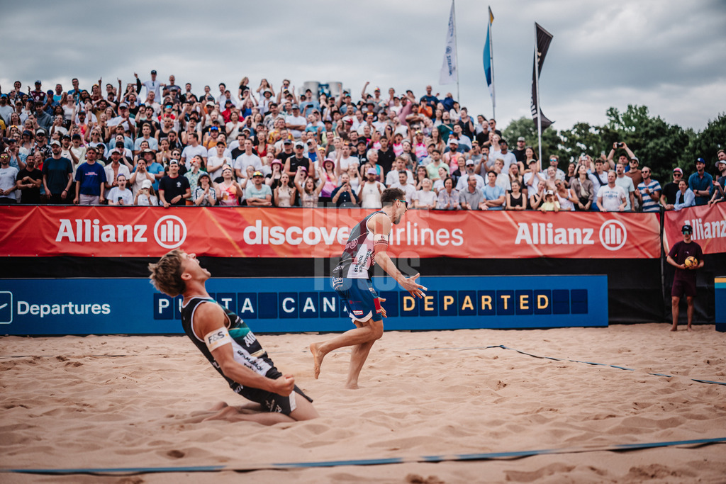 Beachvolleyball | Männer | Allianz German Beach Tour 2025 | Tourstop München | 06.07.2025 | v.l. Luis Kubo und David Poniewaz jubeln nach dem Turniersieg