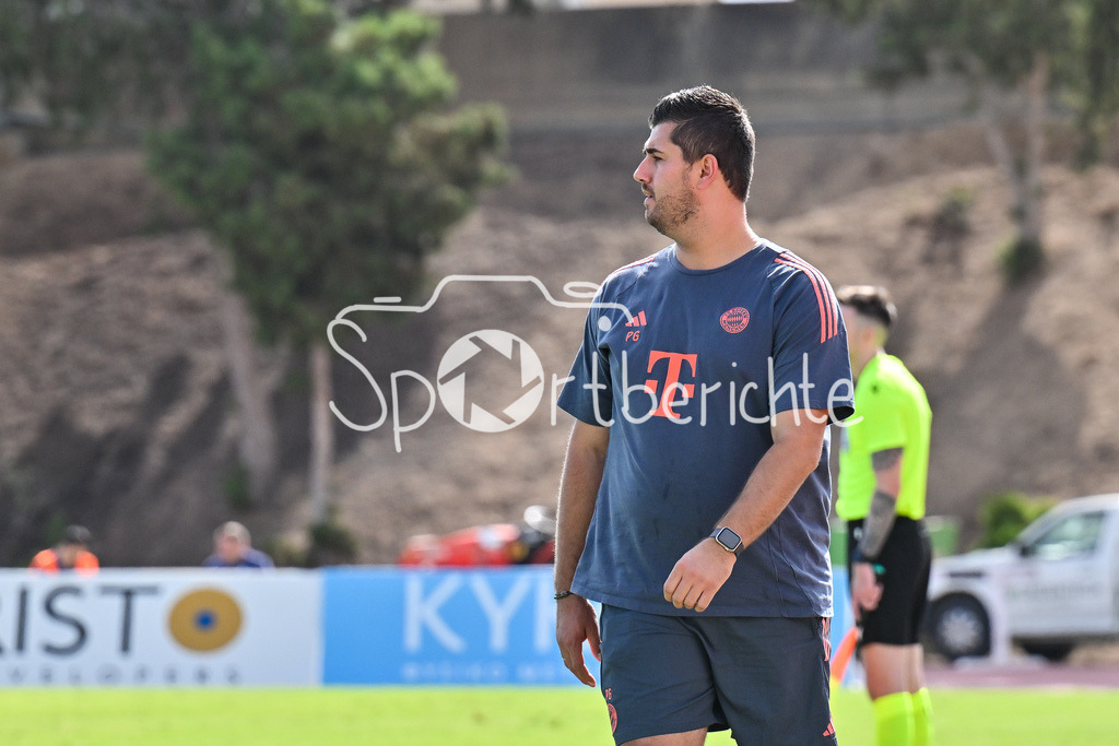 Papohs FC U19 - FC Bayern München U19 | Im Bild Peter GAYDAROV Trainer FC Bayern Muenchen U19 / Einzelfoto / Freisteller / UEFA Youth League: Paphos FC U19 - FC Bayern München U19; Stelios Kyriakides Stadium am 30.09.2025
