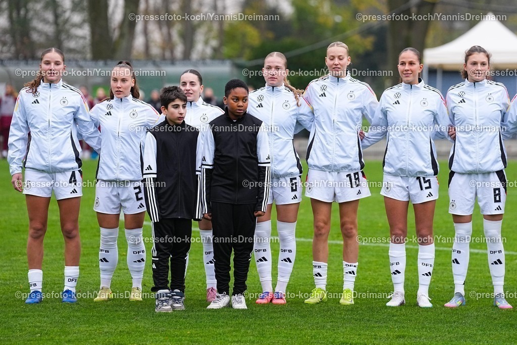 xYDRx26112502003 | 26.11.2025, xydrx, Fußball, Länderspiel, EM-Qualifikation U19-Frauen, Belgien - Deutschland, Sportschule Wedau: Lina Szaraz (GER #4) Felicia Straeßer (GER #2) Leonie Koepp (GER #9) Marie Gmeineder (GER #6) Mia-Lena Maas (GER #18) Maj Schneider (GER #15) Lotta Wrede (GER #8) singen die Nationalhymne