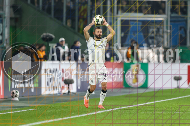 Borussia Mönchengladbach vs Karlsruher SC - DFB-Pokal 2. Runde | Mönchengladbach, Deutschland, 28.10.25:   Franck Honorat (Borussia Mönchengladbach) hat den Ball in der Hand waehrend des Spiels der DFB-Pokal 2. Runde zwischen Borussia Mönchengladbach vs Karlsruher SC im Stadion im Borussia Park(Foto von Brauer-Fotoagentur / Adrian Schlueter)