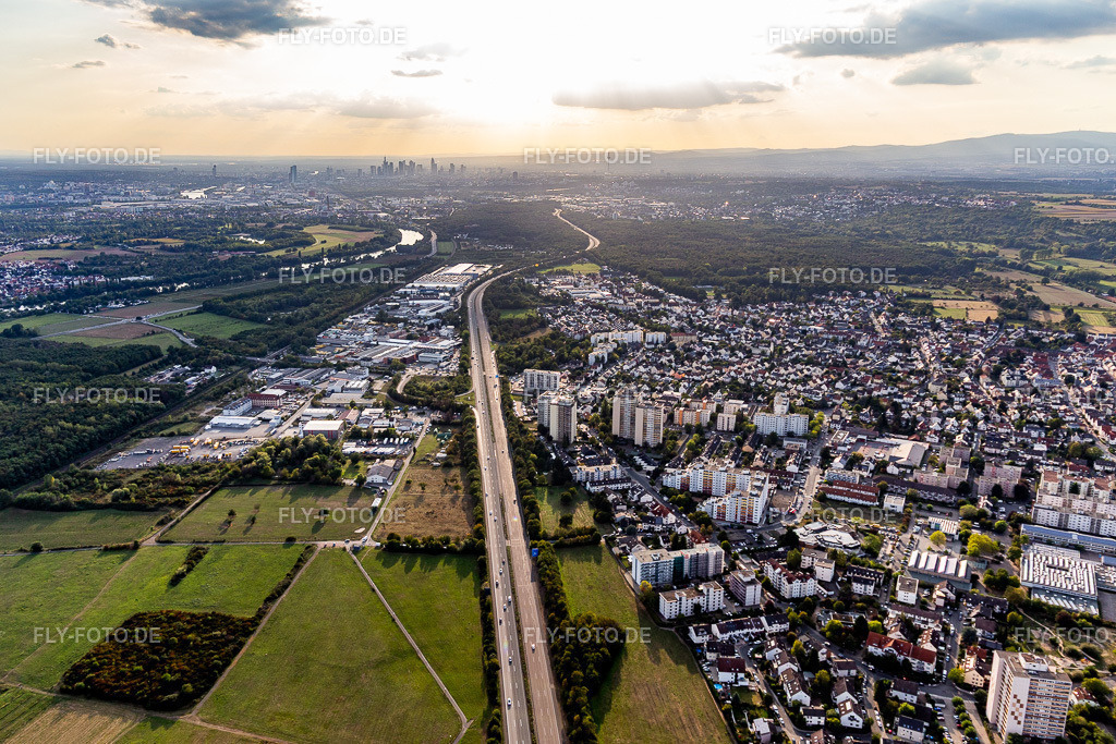 A66 nach Frankfurt | Luftbild: A66 nach Frankfurt im Ortsteil Bischofsheim in Maintal im Bundesland Hessen in Deutschland. Foto: IMG_117514.jpg vom 10.09.2019 durch Werner Riehm/FLY-FOTO.de - Realisiert mit Pictrs.com
