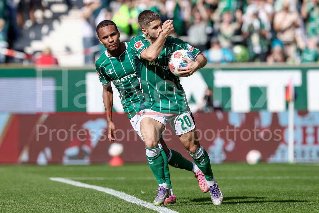 Fussball, Bundesliga, SV Werder Bremen - Bayer 04 Leverkusen | v.li.: Felix Agu (SV Werder Bremen, 27) und Torschütze Romano Schmid (SV Werder Bremen, 20) mit Torjubel, Jubel, jubeln, jubelt, optimistisch, Spielszene, Highlight, Freude über das Tor zum 1:2, DIE DFL-RICHTLINIEN UNTERSAGEN JEGLICHE NUTZUNG VON FOTOS ALS SEQUENZBILDER UND/ODER VIDEOÄHNLICHE FOTOSTRECKEN. DFL REGULATIONS PROHIBIT ANY USE OF PHOTOGRAPHS AS IMAGE SEQUENCES AND/OR QUASI-VIDEO.