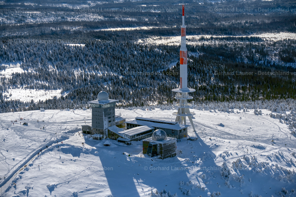 4044912 | SCHIERKE 14.02.2021 Winterlich schneebedeckte Funkturm und Sendeanlage auf der Kuppe des Brocken im Nationalpark Harz in Schierke im Bundesland Sachsen-Anhalt, Deutschland. Weiterführende Informationen bei: DFMG Deutsche Funkturm GmbH,  Deutscher Wetterdienst DWD. // Wintry snowy radio tower and transmitter on the crest of the mountain range Brocken in Harz in Schierke in the state Saxony-Anhalt, Germany. Further information at: DFMG Deutsche Funkturm GmbH,  Deutscher Wetterdienst DWD. Foto: Gerhard Launer