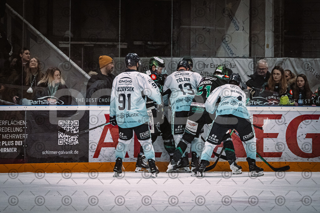 Alligators_vs_Lindau_21_12_2025-118 | Höchstadt Alligators Fotogalerie: Eishockey-Action aus Franken. Professionelle Spielfotos, Portraits & Stadionbilder zum Download. Jetzt entdecken! - Realisiert mit Pictrs.com