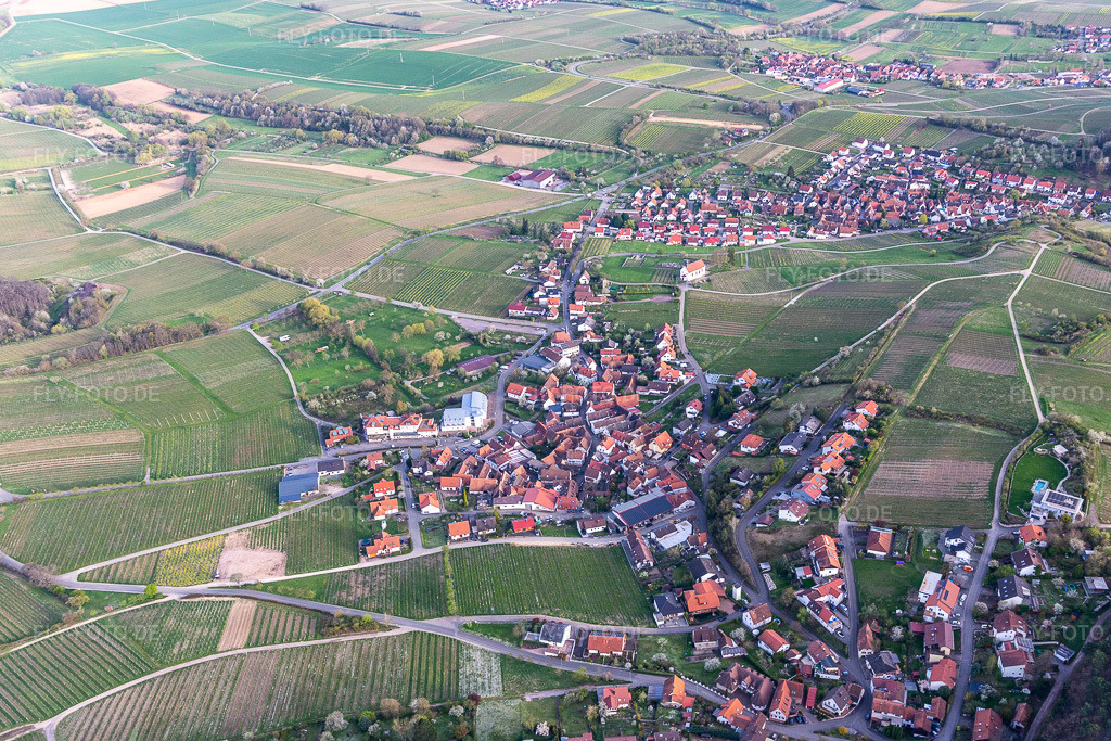 Luftbild:  im Ortsteil Gleiszellen in Gleiszellen-Gleishorbach im Bundesland Rheinland-Pfalz in Deutschland. Foto: IMG_131183.jpg vom 12.04.2022 durch Werner Riehm/FLY-FOTO.deGleiszellen-Gleishorbach - Der Wein- und Ferienort in der Südpfalz