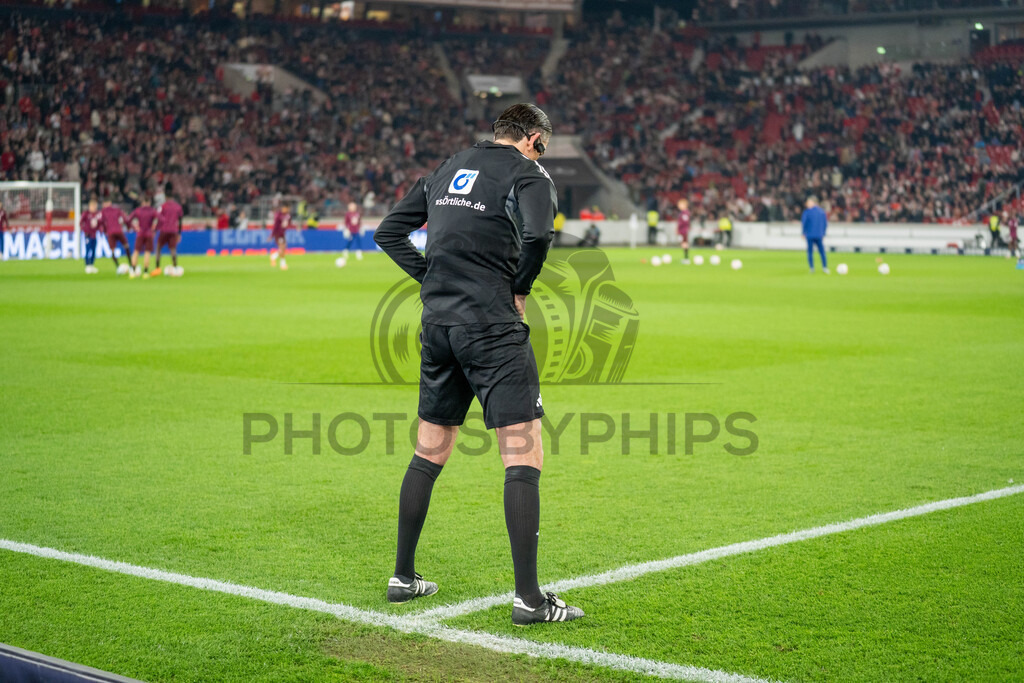 VfB Stuttgart vs. RB Leipzig, Fussball, 1. Bundesliga, 26. Spieltag, 15.03.2026 | Schiedsrichter Deniz Aytekin waermt sich auf,VfB Stuttgart vs. RB Leipzig, Fussball, 1. Bundesliga, 26. Spieltag, 15.03.2026Foto: photosbyphips/Philip Ziegler