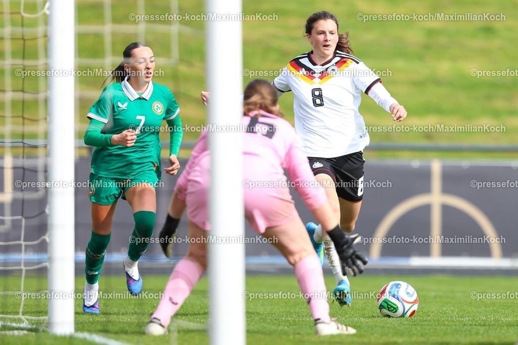 xKWIx10042601037 | 2026.04.10, xkwix, Fußball, UEFA Women's UNDER 19 Championship qualification, Republic of Ireland - Germany, Uhlenkrugstadion, Runde 2 1.Spieltag, Saison 2025 / 2026: Lotta Wrede(Deutschland U19 Frauen #8) im Zweikampf gegen Enya Carthy (Irland U19 Frauen #16) beim Torschuss DFB regulations prohibit any use of photographs as image sequences and or quasi-video. Photo: xKamilxWilkowskixPressefotoKochx