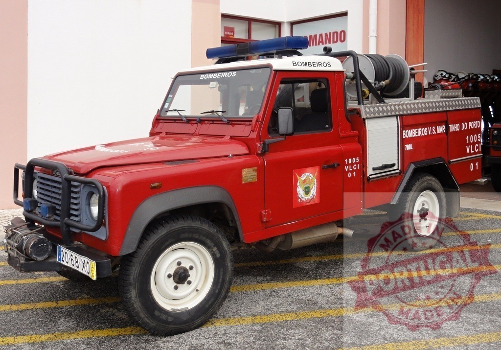 Land Rover fire truck parking at Portuguese fire station | Red Land Rover Defender serving as a Bombeiros rescue vehicle in Portugal - Realisiert mit Pictrs.com